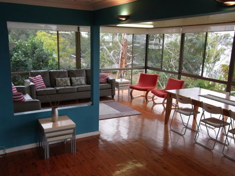 A LAKEHOUSE ESCAPE - A Waterfront Reserve On Shores Of Lake Macquarie - eAccommodation 2