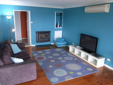 A LAKEHOUSE ESCAPE - A Waterfront Reserve On Shores Of Lake Macquarie - eAccommodation 4