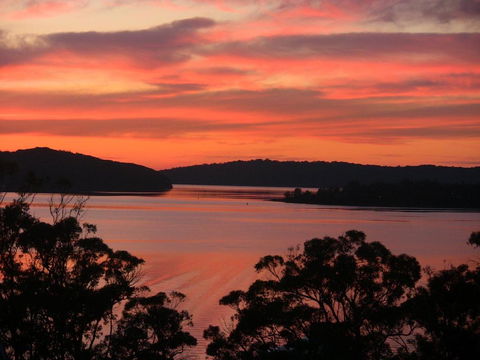 A LAKEHOUSE ESCAPE - A Waterfront Reserve On Shores Of Lake Macquarie - eAccommodation 0