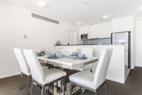 A Spacious 2BR Apt With An Amazing View Over Darling Harbour - eAccommodation 4