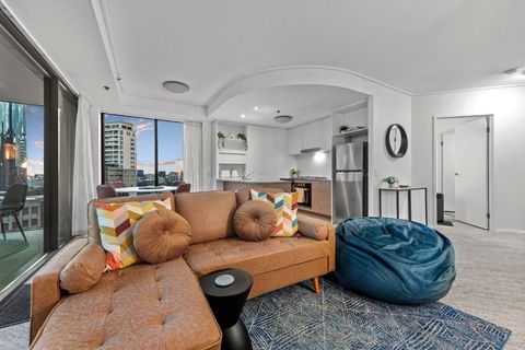 A Touch Of Class - 2Bed-2Bath-1Car-Balcony-Views - CBD - eAccommodation 2