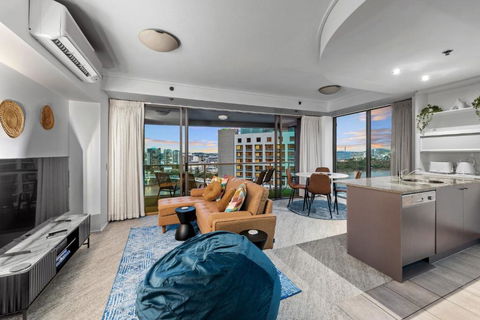 A Touch Of Class - 2Bed-2Bath-1Car-Balcony-Views - CBD - eAccommodation 1