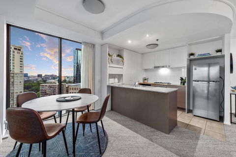 A Touch Of Class - 2Bed-2Bath-1Car-Balcony-Views - CBD - eAccommodation 3