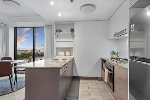 A Touch Of Class - 2Bed-2Bath-1Car-Balcony-Views - CBD - eAccommodation 4