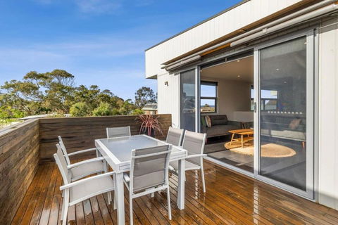 A Wave From It All Ocean Glimpse Central Torquay - eAccommodation 1