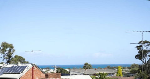 A Wave From It All Ocean Glimpse Central Torquay - eAccommodation 3