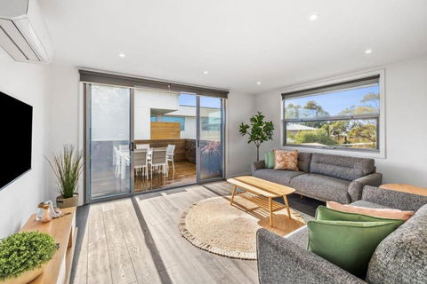 A Wave From It All Ocean Glimpse Central Torquay - eAccommodation 0