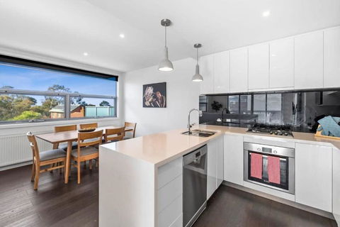 A Wave From It All Ocean Glimpse Central Torquay - eAccommodation 2