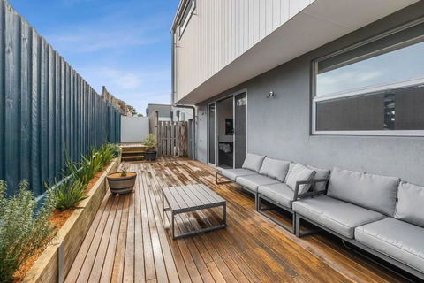 A Wave From It All Ocean Glimpse Central Torquay - eAccommodation 4