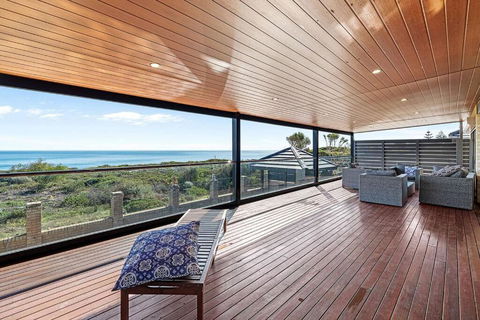 Absolute Oceanfront Retreat - eAccommodation 3