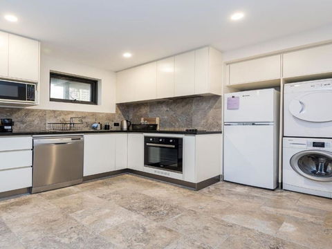 Across The Road From The Beach Inlet Side - eAccommodation 4