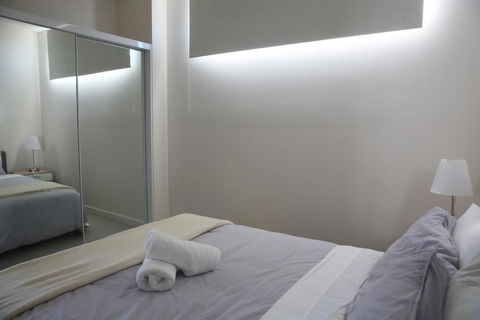 Adelaide CBD Bluebird Apartment - eAccommodation 4