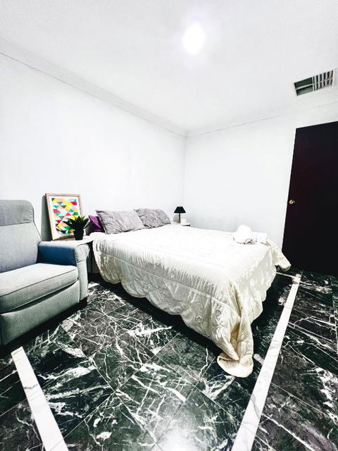 Affordable Beautiful Queen Bedroom Near City Swan River Fremantle University - eAccommodation 1