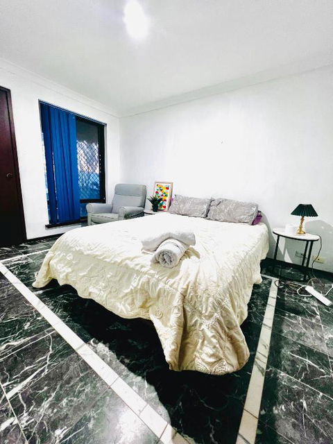 Affordable Beautiful Queen Bedroom Near City Swan River Fremantle University - eAccommodation 0