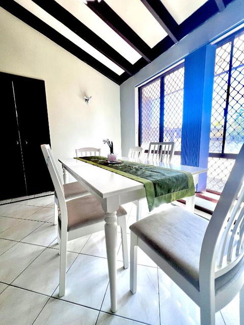 Affordable Beautiful Queen Bedroom Near City Swan River Fremantle University - eAccommodation 4