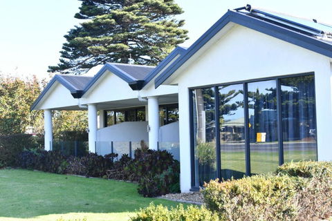 A1 Motels And Apartments Port Fairy - eAccommodation 4