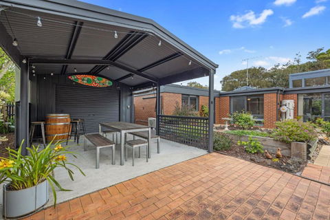 A Sand And Sea Retreat - 150m From Beach, Pet Friendly - eAccommodation 1