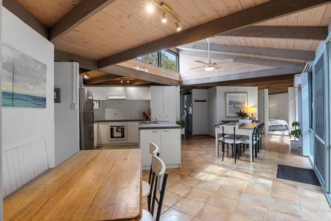 A Sand And Sea Retreat - 150m From Beach, Pet Friendly - eAccommodation 2