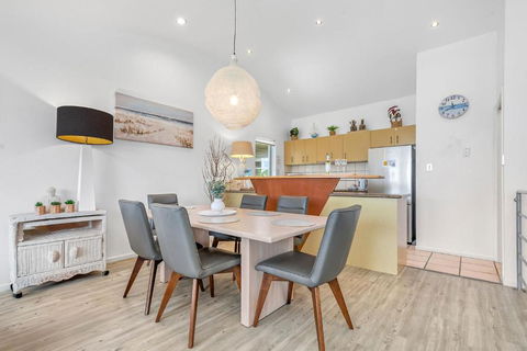 Andari Apartment 2, Sunshine Beach, Beachfront Street And Just Steps To Surf-club - eAccommodation 2