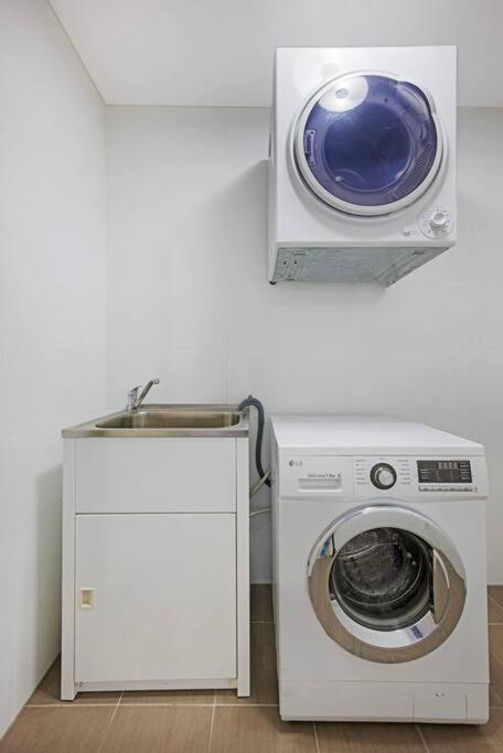 Airport And Waterview Retreat - eAccommodation 2