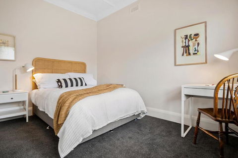 Albert Park Art Deco Gem Sleeps 5 Bevan 4 - eAccommodation 3
