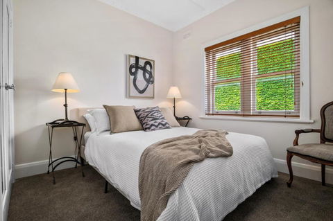 Albert Park Art Deco Gem Sleeps 5 Bevan 4 - eAccommodation 1