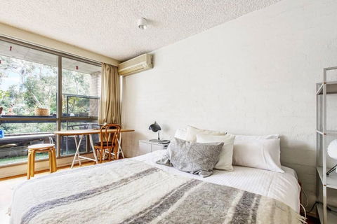 Albert Park Hideaway - A Peaceful Leafy Locale - eAccommodation 3