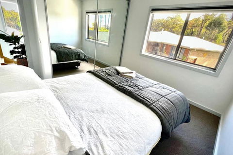 Allawah - 5 Bedroom Luxury Home With A Pool - eAccommodation 3