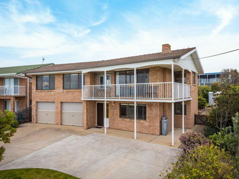 Allawah Beach House - 29 Dalmeny Drive, Kianga - eAccommodation 1