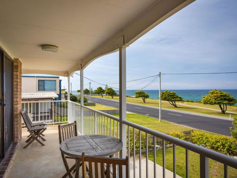 Allawah Beach House - 29 Dalmeny Drive, Kianga - eAccommodation 2