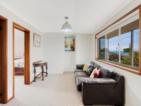 Allawah Beach House - 29 Dalmeny Drive, Kianga - eAccommodation 4