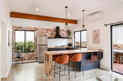 Alley Cats - eAccommodation 1