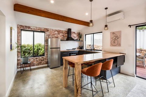 Alley Cats - eAccommodation 0