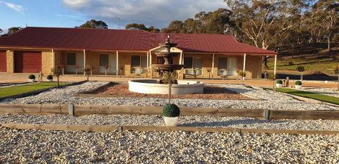 Alma Retreat, King Bed, Family, Pet Friendly - eAccommodation 1