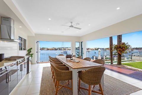 Amazing Canal House With Private Jetty, Gym & Pool - eAccommodation 2