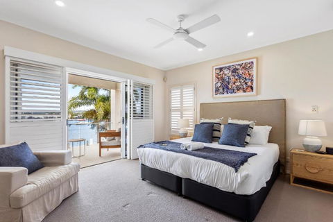 Amazing Canal House With Private Jetty, Gym & Pool - eAccommodation 4