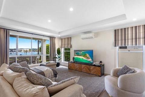 Amazing Canal House With Private Jetty, Gym & Pool - eAccommodation 3