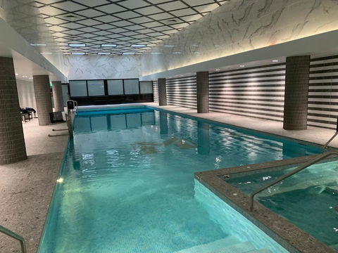 Amazing 1 Bedroom Apt With Large Living & Extra Sleeping Space -up To 5 Ppl Plus Gym Jacuzzi Spa Pool Sauna And Garden With BBQ - eAccommodation 2