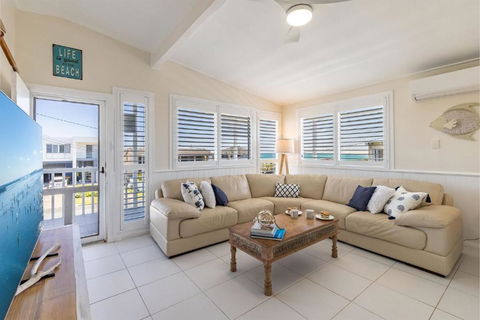 Anna Bay Beach Shack 44 Ocean Avenue Fantastic 2 Storey House With Spectacular Views - eAccommodation 4
