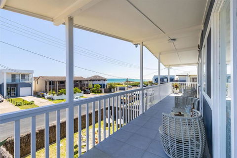 Anna Bay Beach Shack 44 Ocean Avenue Fantastic 2 Storey House With Spectacular Views - eAccommodation 3