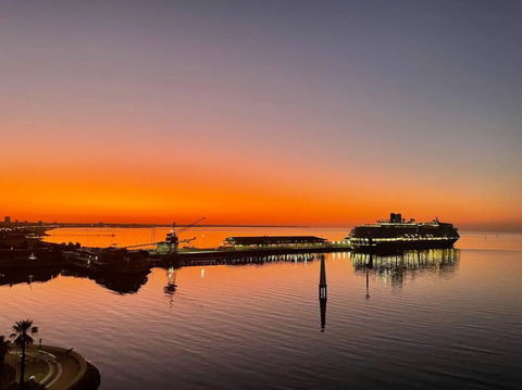 Amzing Ocean View Spacious Three Bedrooms Apartment Port Melbourne - eAccommodation 2