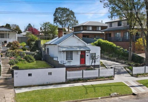 Antique Retreat - eAccommodation 0