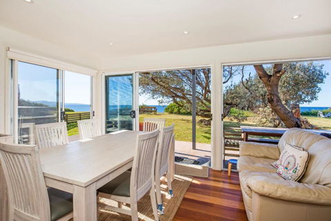 Aqua Beachfront - Pet Friendly - 2 Mins Walk To Beach - eAccommodation 3