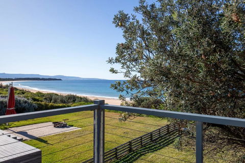 Aqua Beachfront - Pet Friendly - 2 Mins Walk To Beach - eAccommodation 0