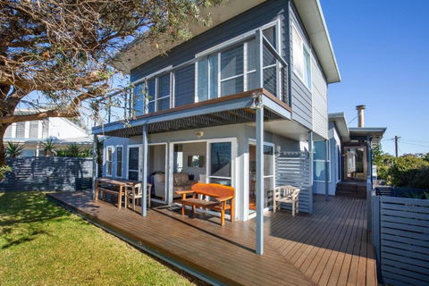 Aqua Beachfront - Pet Friendly - 2 Mins Walk To Beach - eAccommodation 2