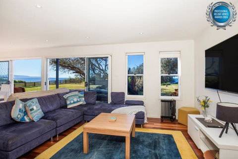 Aqua Beachfront - Pet Friendly - 2 Mins Walk To Beach - eAccommodation 1