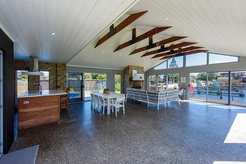 Aqua Tides- Family Home With Pool - eAccommodation 4