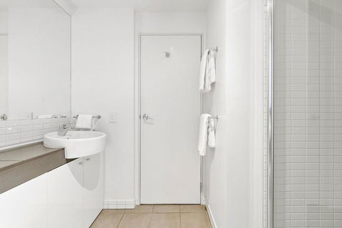 Aqua Vista At Harbour Lights - Poolside Panorama - eAccommodation 4