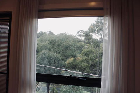 Architectural Crisp & Convenient Location - eAccommodation 1