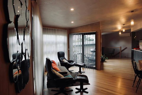 Architectural Crisp & Convenient Location - eAccommodation 2